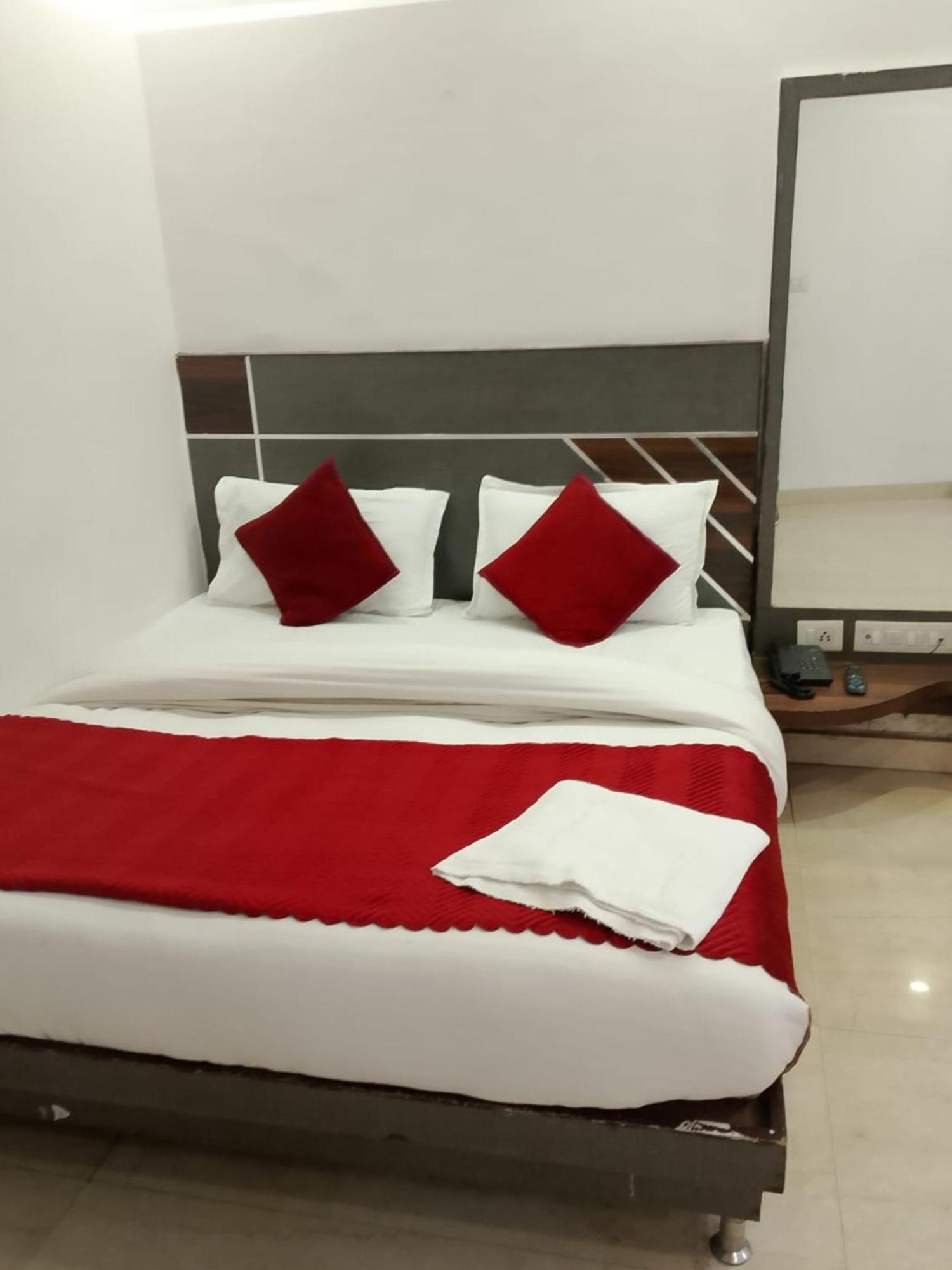 Shree Guru 3 Minute From Railway Station *
