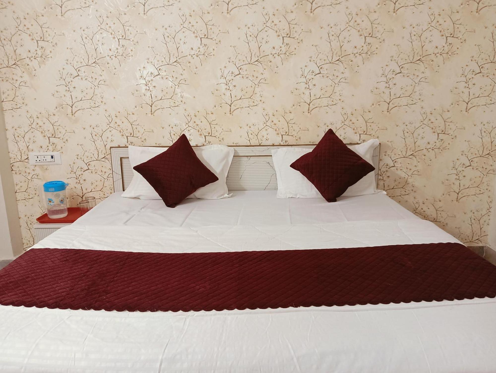 Shree Guru 3 Minute From Railway Station *